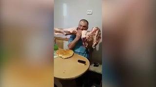 Dev et parçasını çiğ çiğ yedi