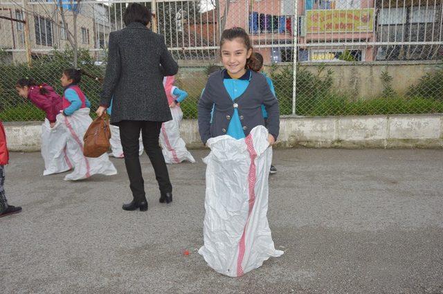 Protokol ve öğrenciler halat çekerek eğlendi