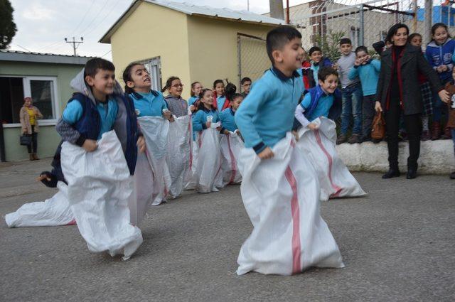 Protokol ve öğrenciler halat çekerek eğlendi