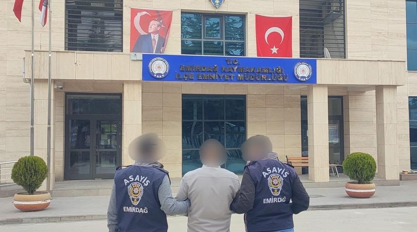 Çeşitli suçlardan aranan şahsı polis yakaladı
