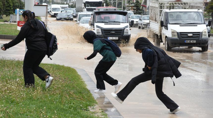 Malatya'da sağanak ve dolu etkili oldu
