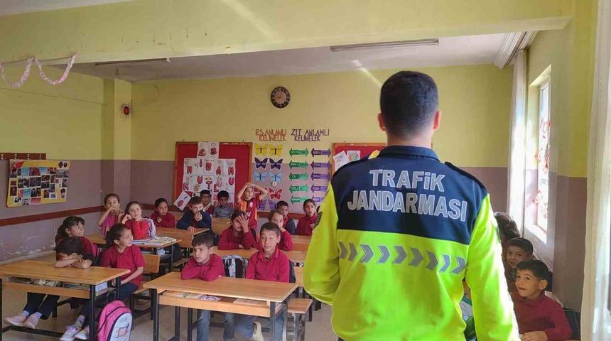 Jandarma ekiplerinden 125 öğrenciye güvenli trafik eğitimi
