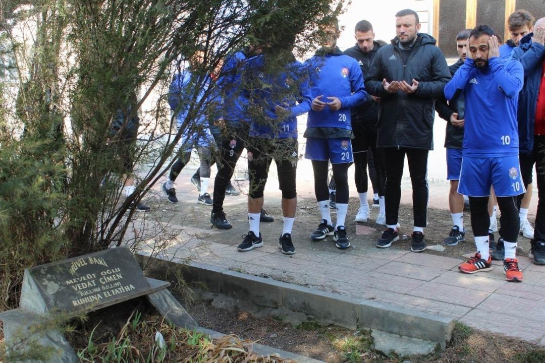 Trafik Kazasında hayatını kaybeden futbolcular mezarları başında anıldı