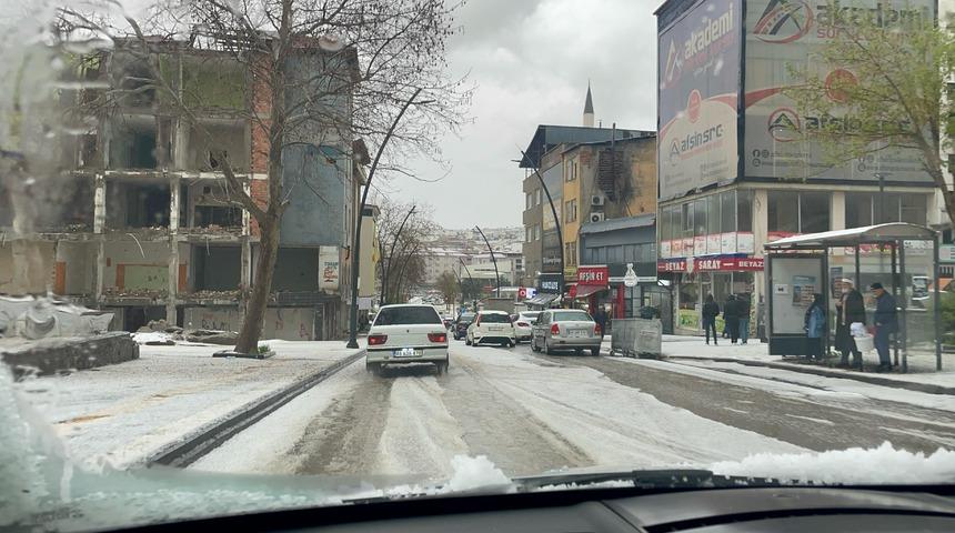 Kahramanmaraş ve Gaziantep'te sağanak ve dolu etkili oldu