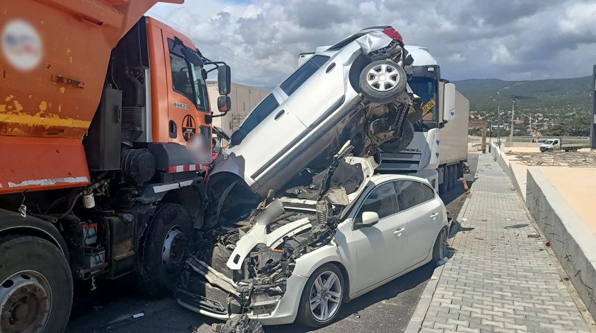 Mersin'de sürücüsünün kontrolünden çıkan kamyon sanayi girişindeki 15 araca çarptı