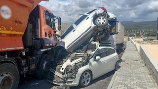 Mersin'de sürücüsünün kontrolünden çıkan kamyon sanayi girişindeki 15 araca çarptı
