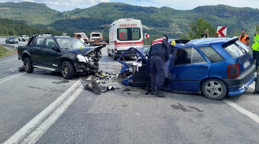 Antalya'da pikap ve otomobil çarpıştı! 1 kişi hayatını kaybetti, 3 kişi yaralandı