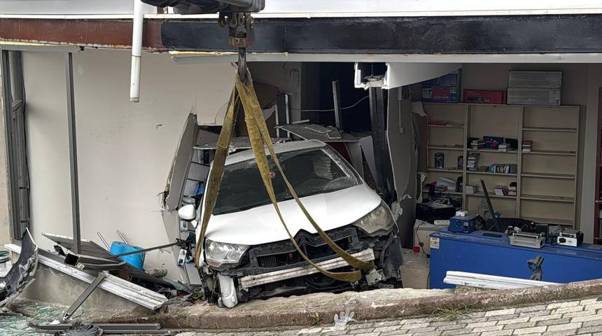 Sancaktepe'de kontrolden çıkan otomobil iş yerine girdi, hasar oluştu