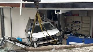 Sancaktepe'de kontrolden çıkan otomobil iş yerine girdi, hasar oluştu