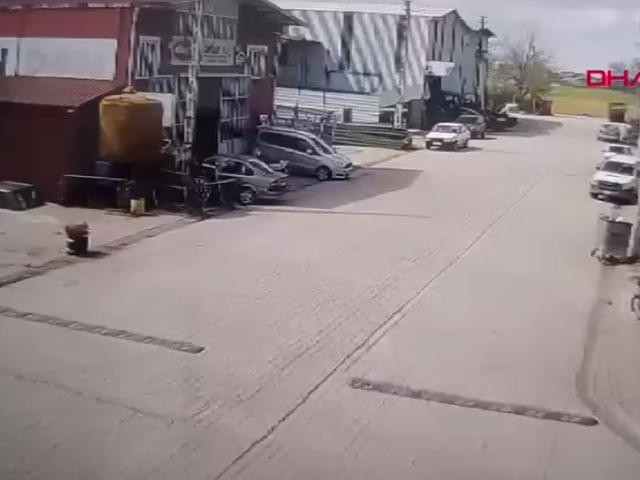CHP aracı geçerken silahla havaya ateş eden 2 kişi tutuklandı