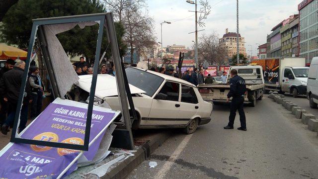 Polisten kaçan sürücü, reklam panosuna çarptı