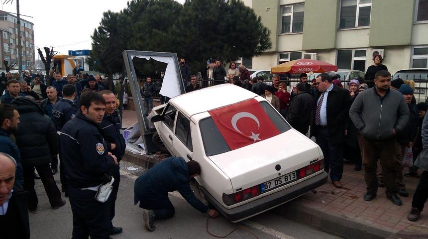 Polisten ka&ccedil;an s&uuml;r&uuml;c&uuml;, reklam panosuna &ccedil;arptı