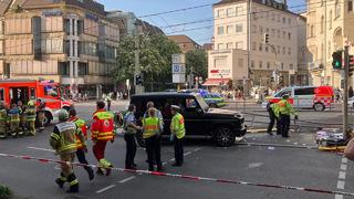 Almanya'nın Stuttgart kentinde bir araç kalabalığın arasına daldı... Çok sayıda yaralı var