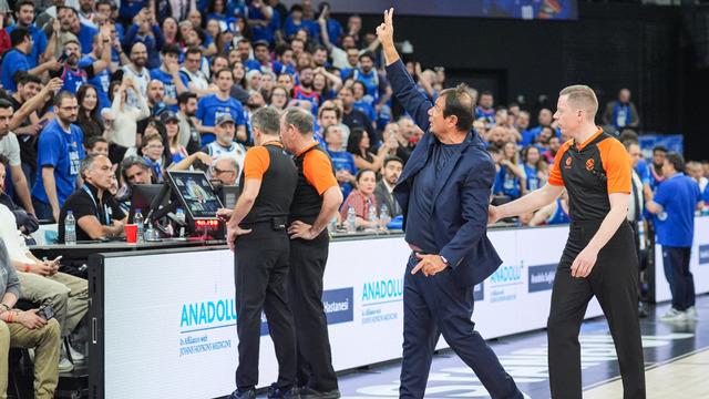 Anadolu Efes taraftarı mola alsana diye tezahürat yaptı, sinirlenen Ergin Ataman sahayı terk etti