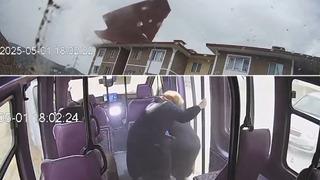 Fırtınada uçan çatının parçaları dolmuşun üzerine düştü! Panik anları kameraya yansıdı