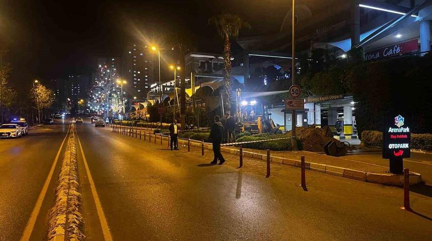 Küçükçekmece’de doğalgaz borusu kırıldı, AVM’dekiler panikle kaçtı