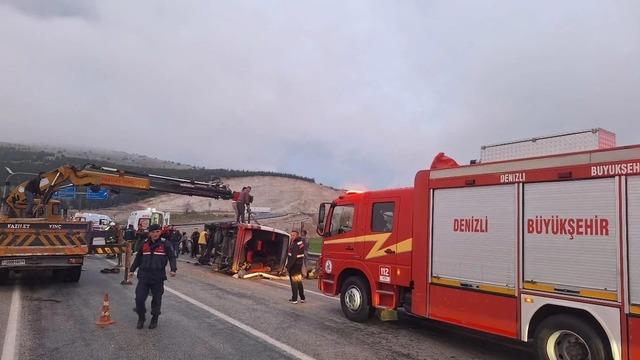 Tekstil işçilerini taşıyan minibüs karşı şeride geçerek otomobille çarpıştı: 1’i ağır 13 yaralı