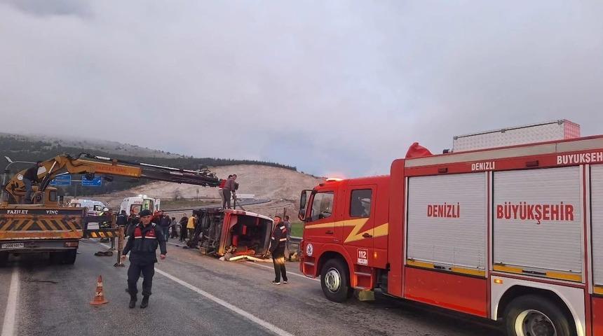 Tekstil işçilerini taşıyan minibüs karşı şeride geçerek otomobille çarpıştı: 1’i ağır 13 yaralı