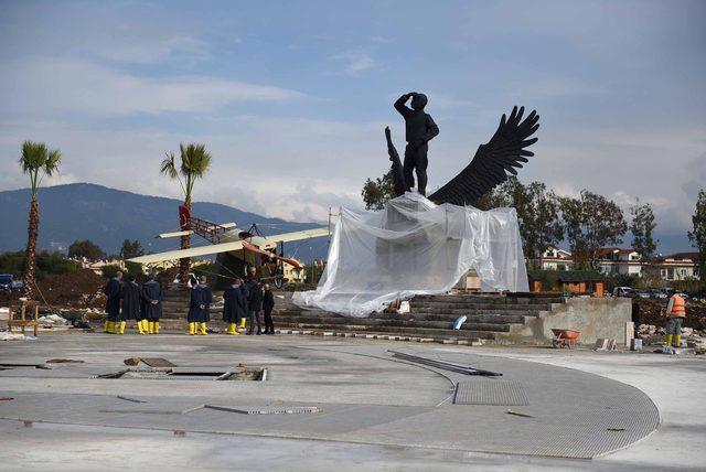 Şehit Tayyareci Fethi Bey'in aslına uygun yapılan uçağı, heykelinin yanına yerleştirildi