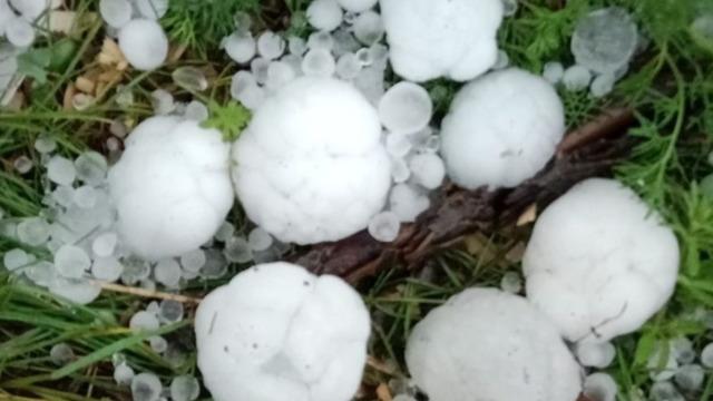 Dolu yağışı bir anda bastırdı, herkes şaştı kaldı: Böylesini görmedim