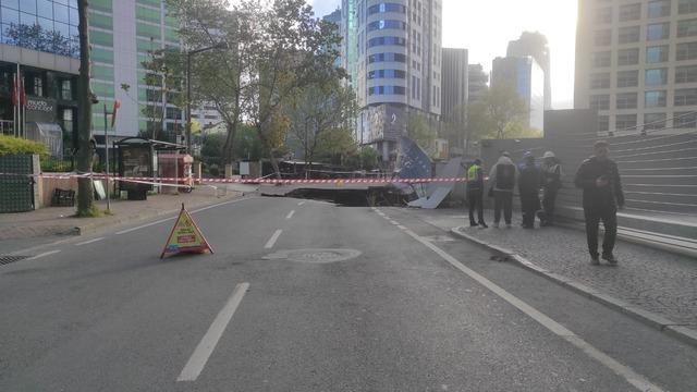  Sarıyer'de yol çöktü, cadde trafiğe kapatıldı