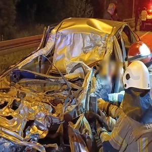 Bursa’da, çarptığı kamyonun altına giren otomobilin sürücüsü ağır yaralandı