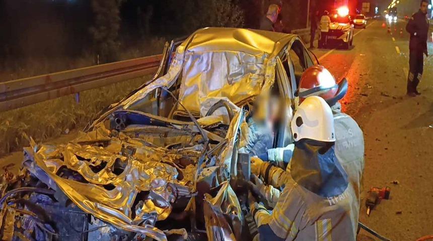 Bursa’da, çarptığı kamyonun altına giren otomobilin sürücüsü ağır yaralandı