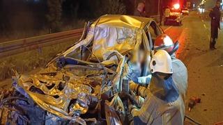 Bursa’da, çarptığı kamyonun altına giren otomobilin sürücüsü ağır yaralandı