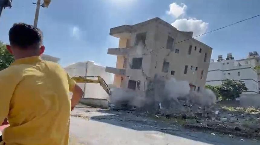 4 katlı bina iş makinesinin darbesiyle yerle bir oldu