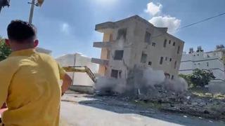 4 katlı bina iş makinesinin darbesiyle yerle bir oldu