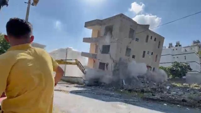 4 katlı bina iş makinesinin darbesiyle yerle bir oldu