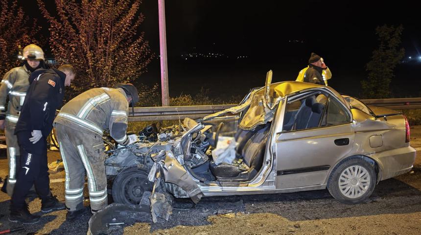 Bursa'da kamyona çarpan otomobilin sürücüsü ağır yaralandı
