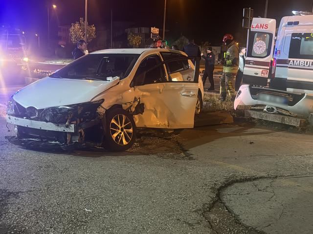 Yer: Düzce... Pikap ile çarpışan otomobildeki 2 kişi yaralandı