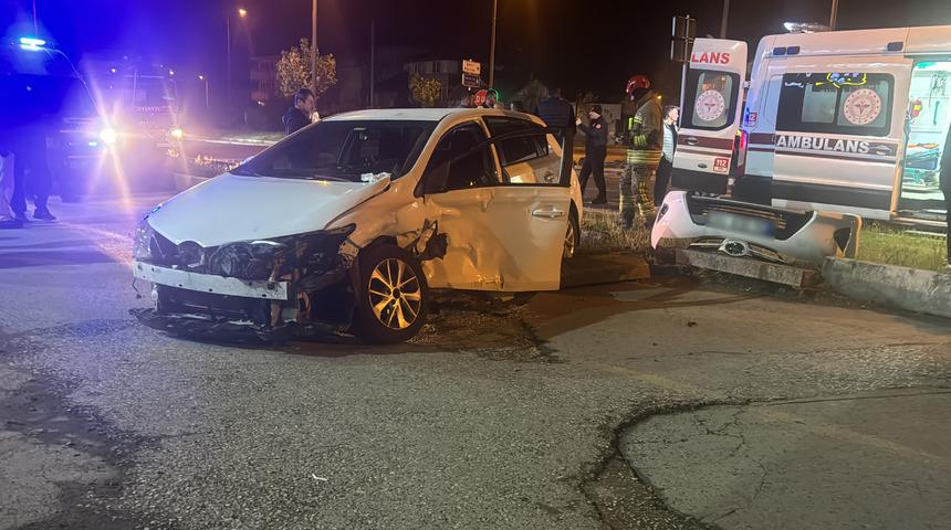 Yer: Düzce... Pikap ile çarpışan otomobildeki 2 kişi yaralandı