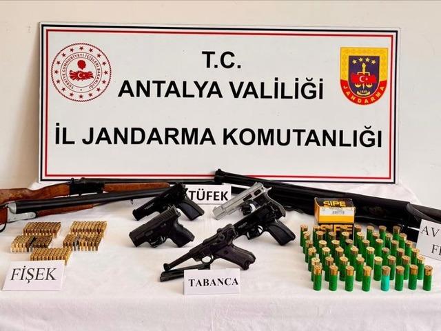 Antalya'da ruhsatsız silah operasyonu! 6 kişi yakalandı
