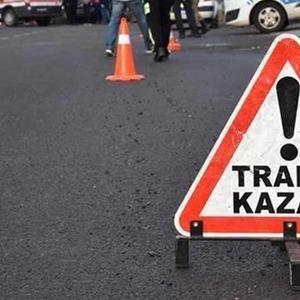 Araçlar kafa kafaya çarpıştı: 3 yaralı
