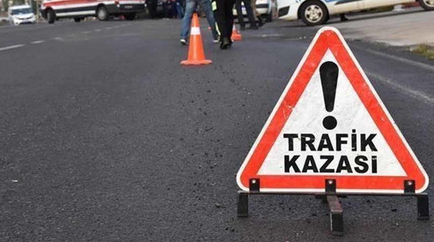 Araçlar kafa kafaya çarpıştı: 3 yaralı