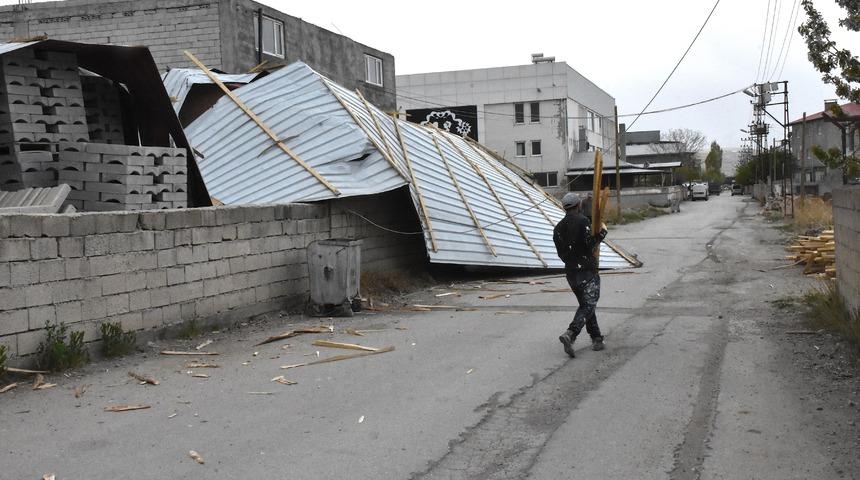 Van'da şiddetli rüzgar! Çatılara zarar verdi, elektrik telleri uçtu