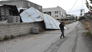 Van'da şiddetli rüzgar! Çatılara zarar verdi, elektrik telleri uçtu
