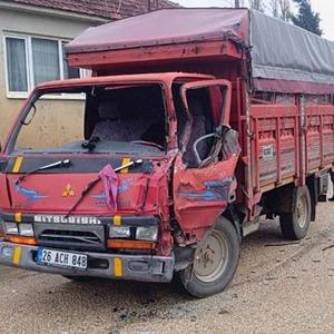 Kamyonların çarpıştığı kazada sürücülerden biri yaralandı