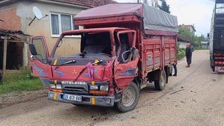 Kamyonların çarpıştığı kazada sürücülerden biri yaralandı