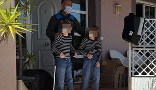 Çocuklar yıllardır esir tutulmuş! Evdeki manzara korkunç! Hala bez takıyorlar...