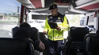 Yolcu gibi seyahat ediyor, şehirler arası otobüsleri denetliyorlar