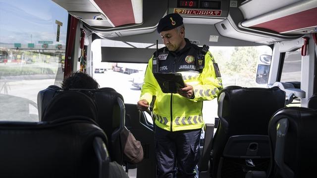 Yolcu gibi seyahat ediyor, şehirler arası otobüsleri denetliyorlar