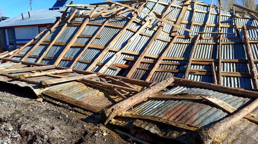 Kars'ta fırtına ve hortum nedeniyle 12 ev ile eklentilerinin çatısı uçtu