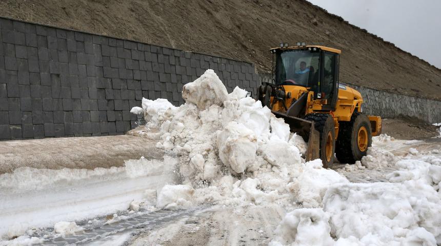 Kardan kapanan Nemrut Krater Gölü yolu ekiplerin çalışmasıyla açıldı