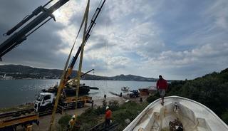 Bodrum'da kıyıya terkedilmiş sahipsiz tekneler vinçlerle kaldırıldı