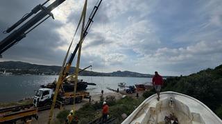 Bodrum'da kıyıya terkedilmiş sahipsiz tekneler vinçlerle kaldırıldı