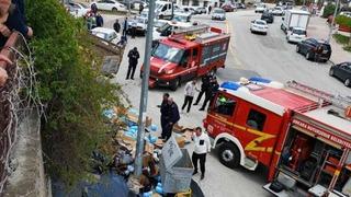 Keçiören'de freni boşalan kamyon trafoya çarptı