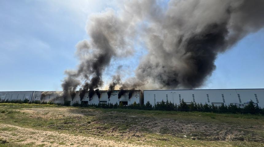 Tekirdağ'da kauçuk fabrikasında yangın çıktı